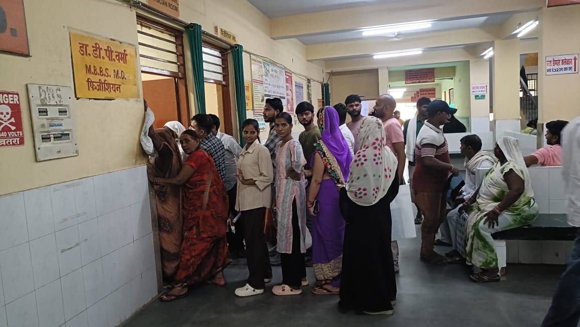 जिला अस्पताल की ओपीडी में सोमवार को फिजीशियन से उपचार परामर्श के लिए कक्ष के बाहर कतार में खड़