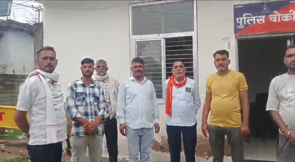 जिला अस्पताल में परिजन।