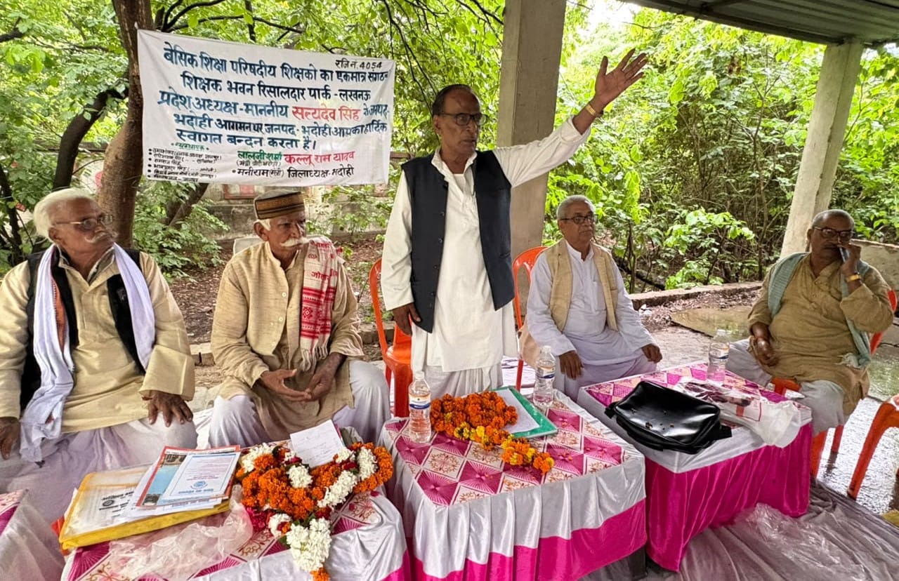 जिला मुख्यालय पर पेंसनर की बैठक में बोलते जिलाध्यक्ष कल्लुराम यादव। संवाद