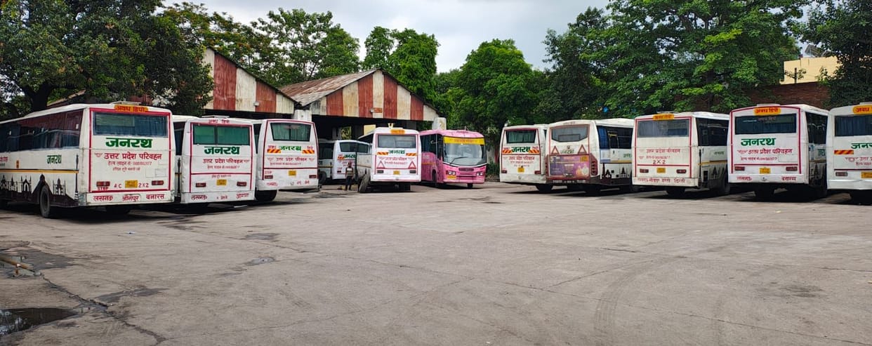 AC Janrath bus breaks down at toll plaza; passengers push it.