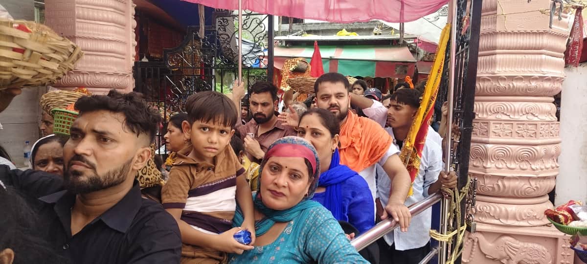 ज्वालामुखी मंदिर में दर्शनों के लिए लाइनो में खड़े श्रद्धालु स्तोत्र संवाद