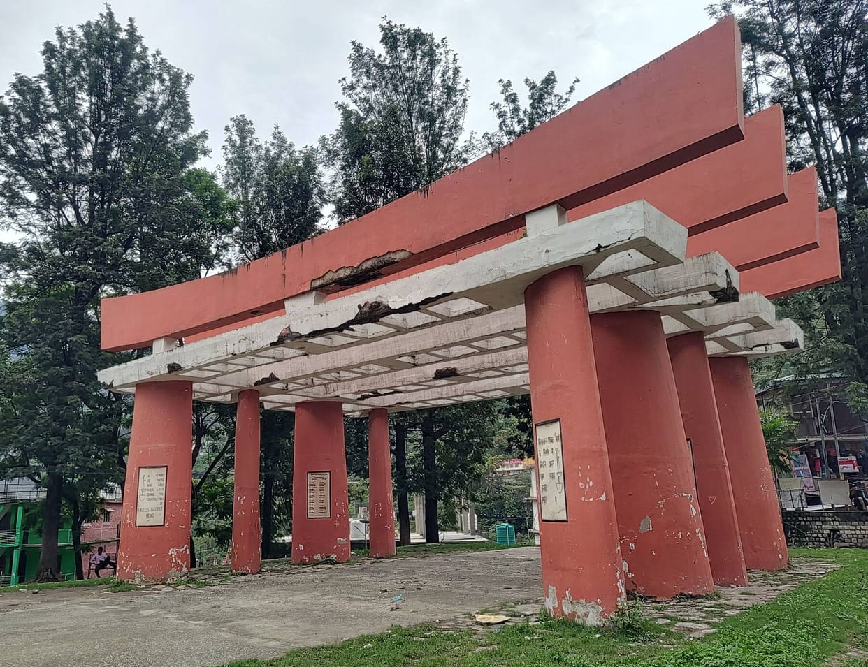 The memorial built in Jury is in a dilapidated state today