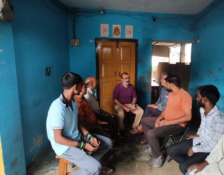 करहां शिव मंदिर परिसर में औषधि विक्रेता जन कल्याण सेवा समिति की बैठक में उपस्थित व्यापारी। संव