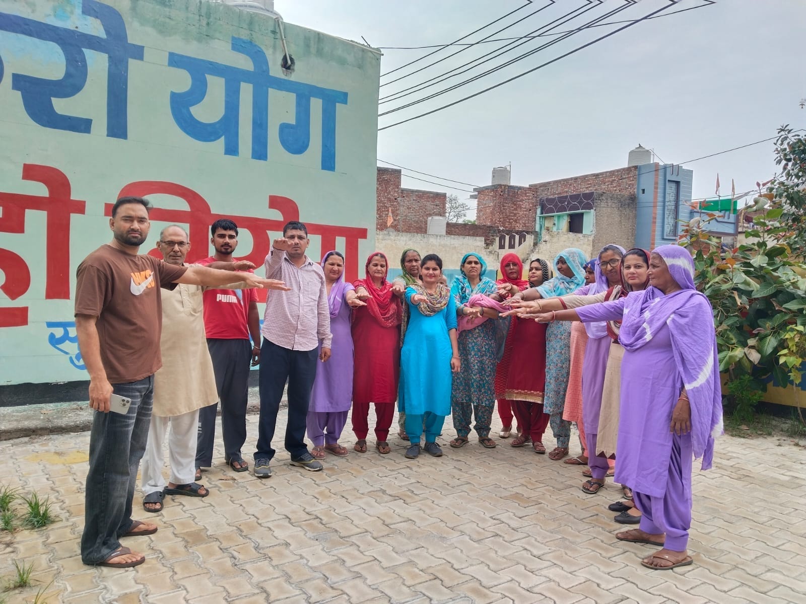 कार्यक्रम में शपथ लेती हुई आशा वर्करों और आंगनबाड़ी कार्यकर्ता सहित अन्य। विज्ञप्