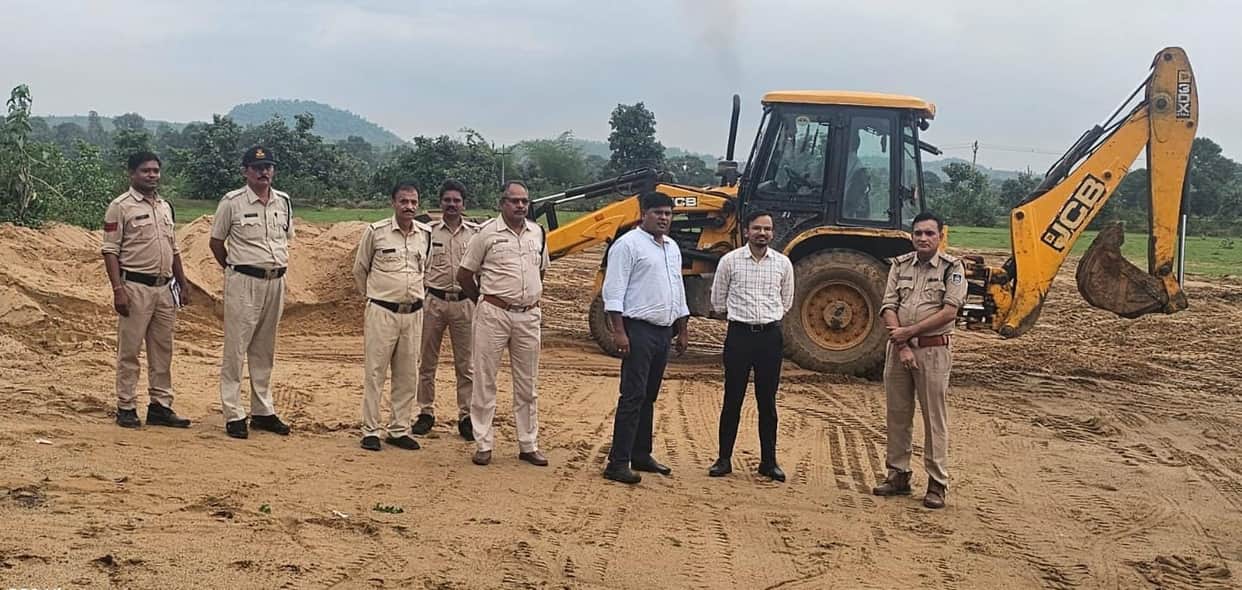 Major crackdown on sand mafias in Jaitpur; 210 cubic meters of illegally stockpiled sand destroyed.