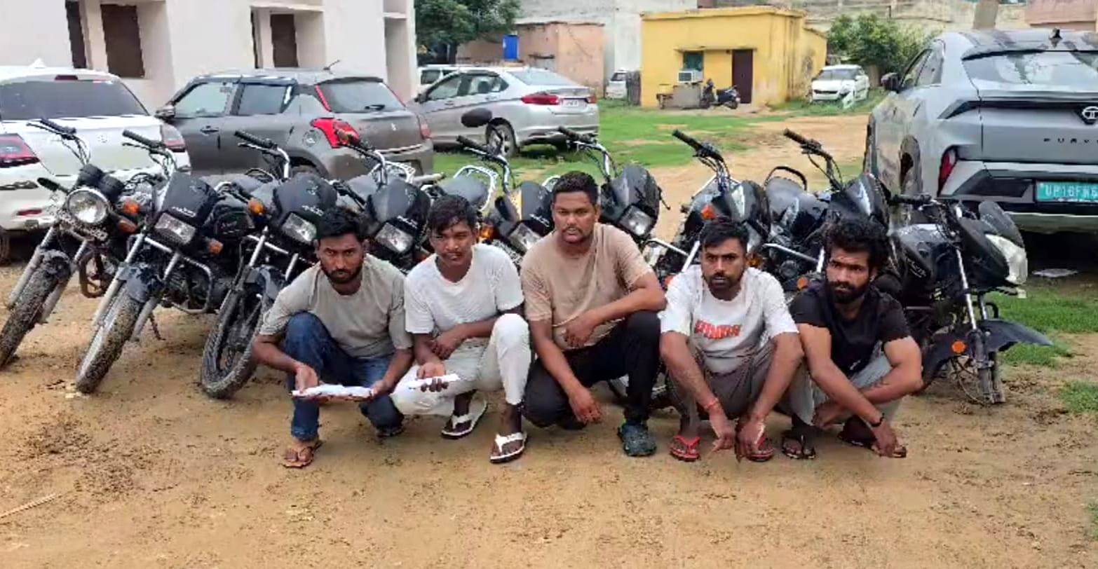 खुर्जा पुलिस की गिरफ्त में चोर व बरामद बाइक। स्रोत : पुलिस