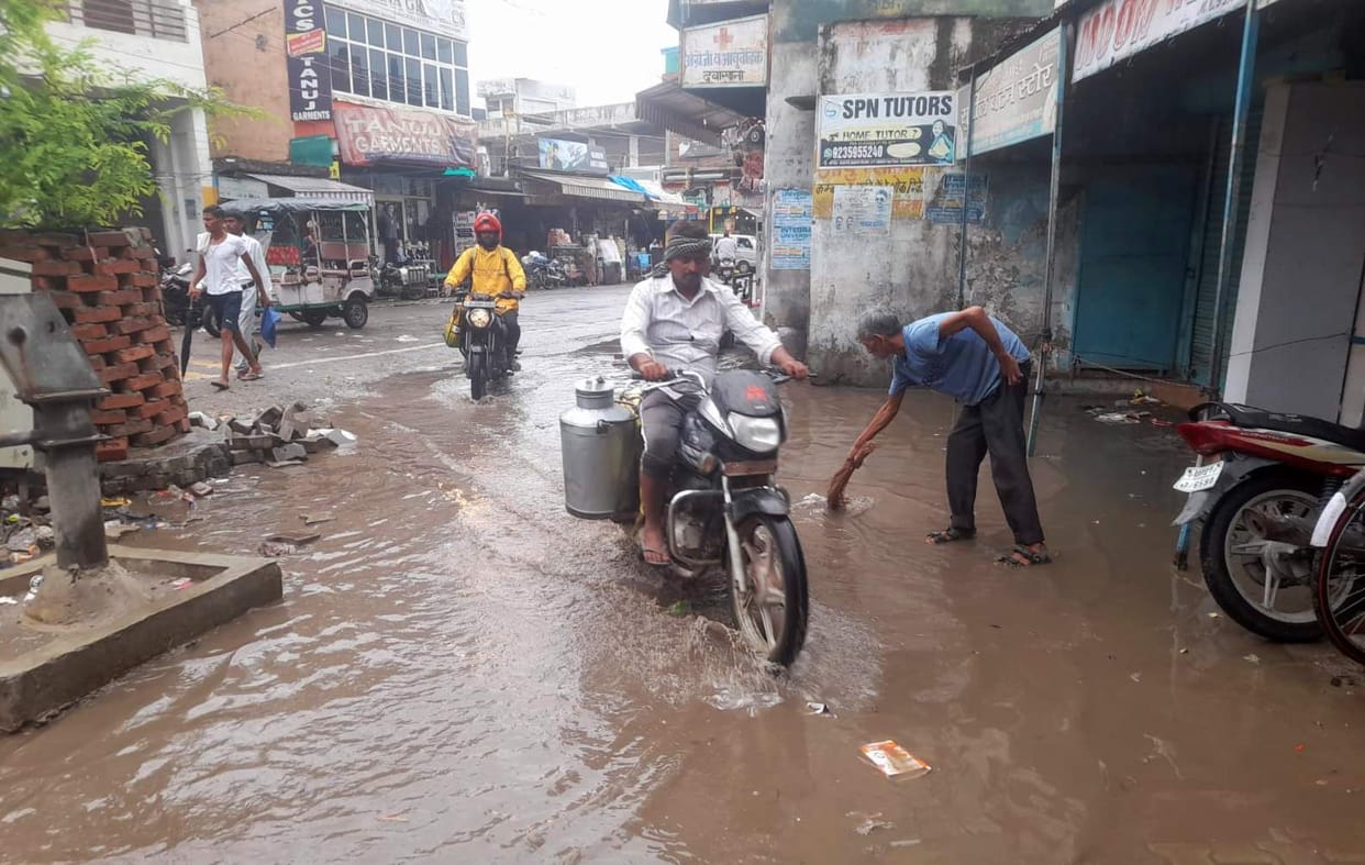 Claims of preparedness washed away by the rain... waterlogging on roads, traffic disrupted.