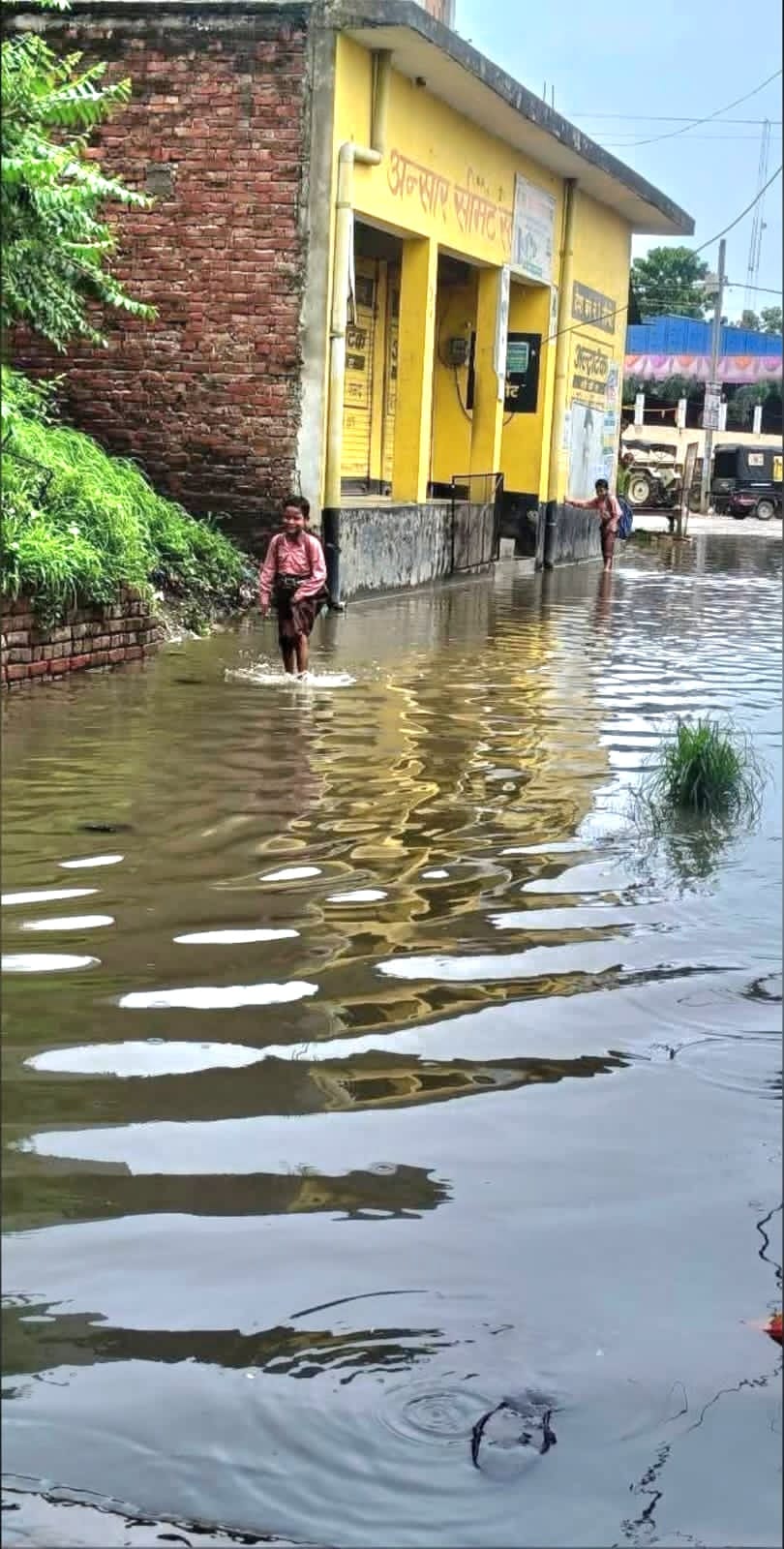 Waterlogging on roads in Mahuli; water enters homes.