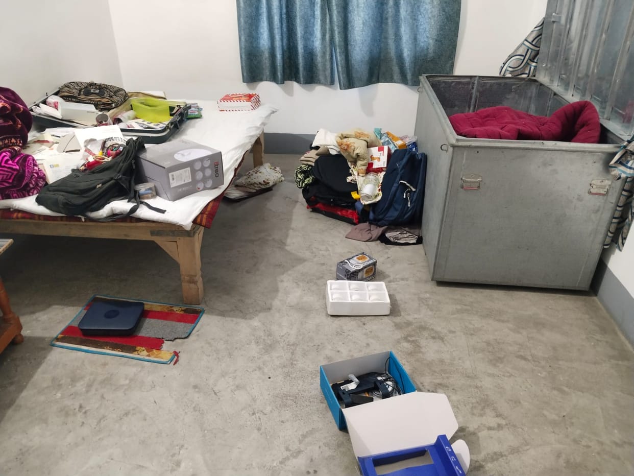 Thieves broke the lock of a locked house and made off with cash and jewelry.