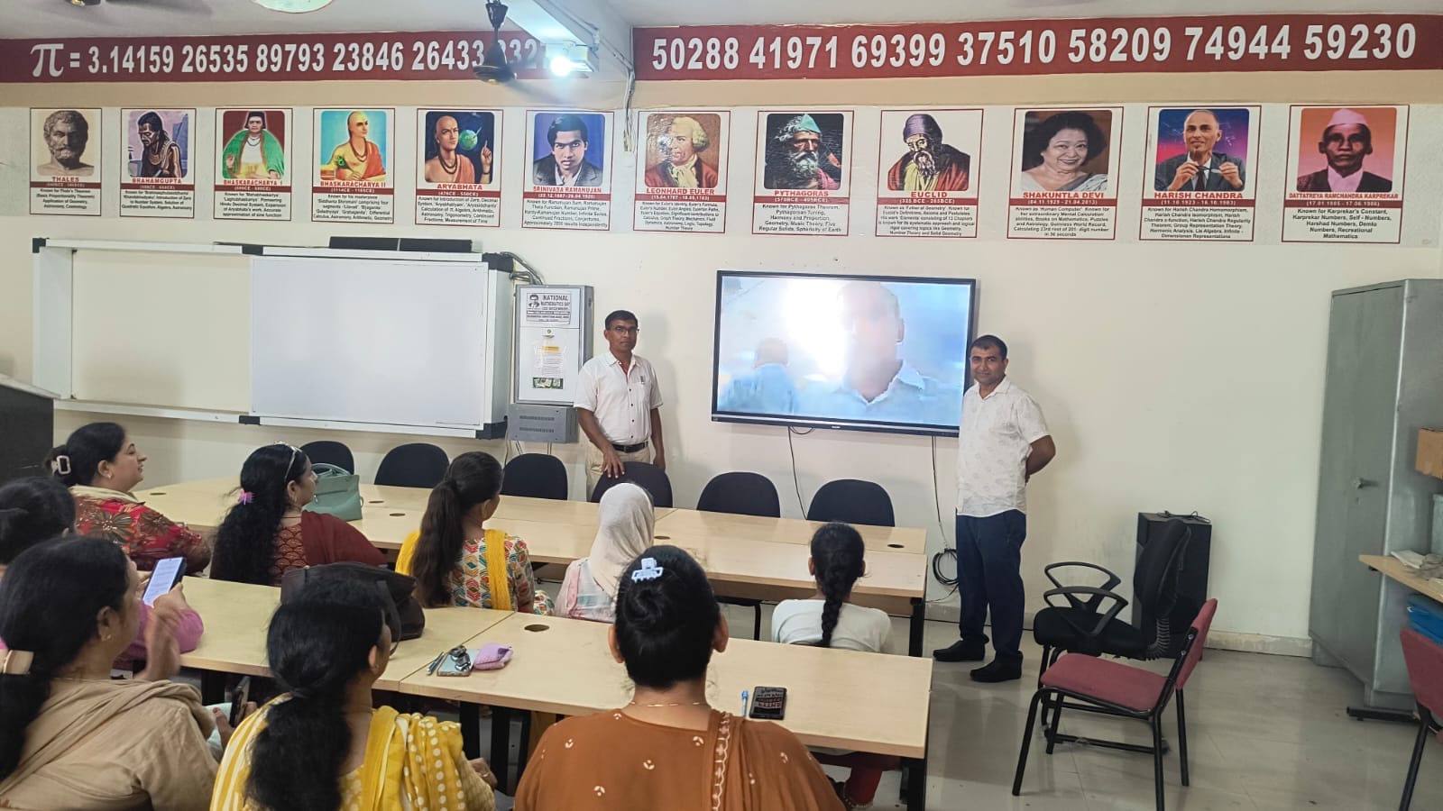 मुख्यमंत्री और शिक्षा मंत्री के संबोंधन को सुनते एसएमसी सदस्य व स्टाफ।