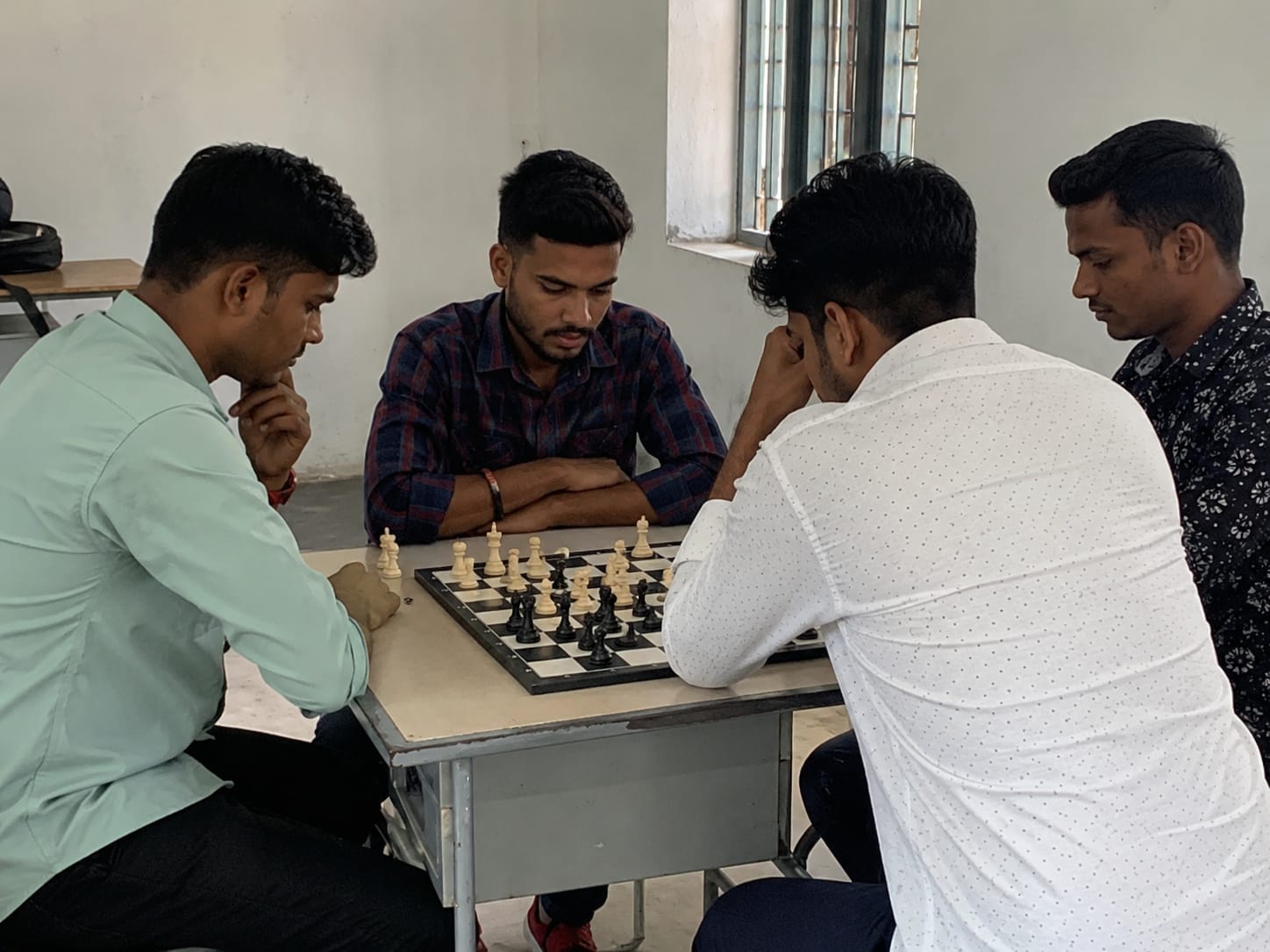 नगर के भीटी में आयोजित शतरंज प्रतियोगिता में प्रतिभाग करते खिलाड़ी।संवाद
