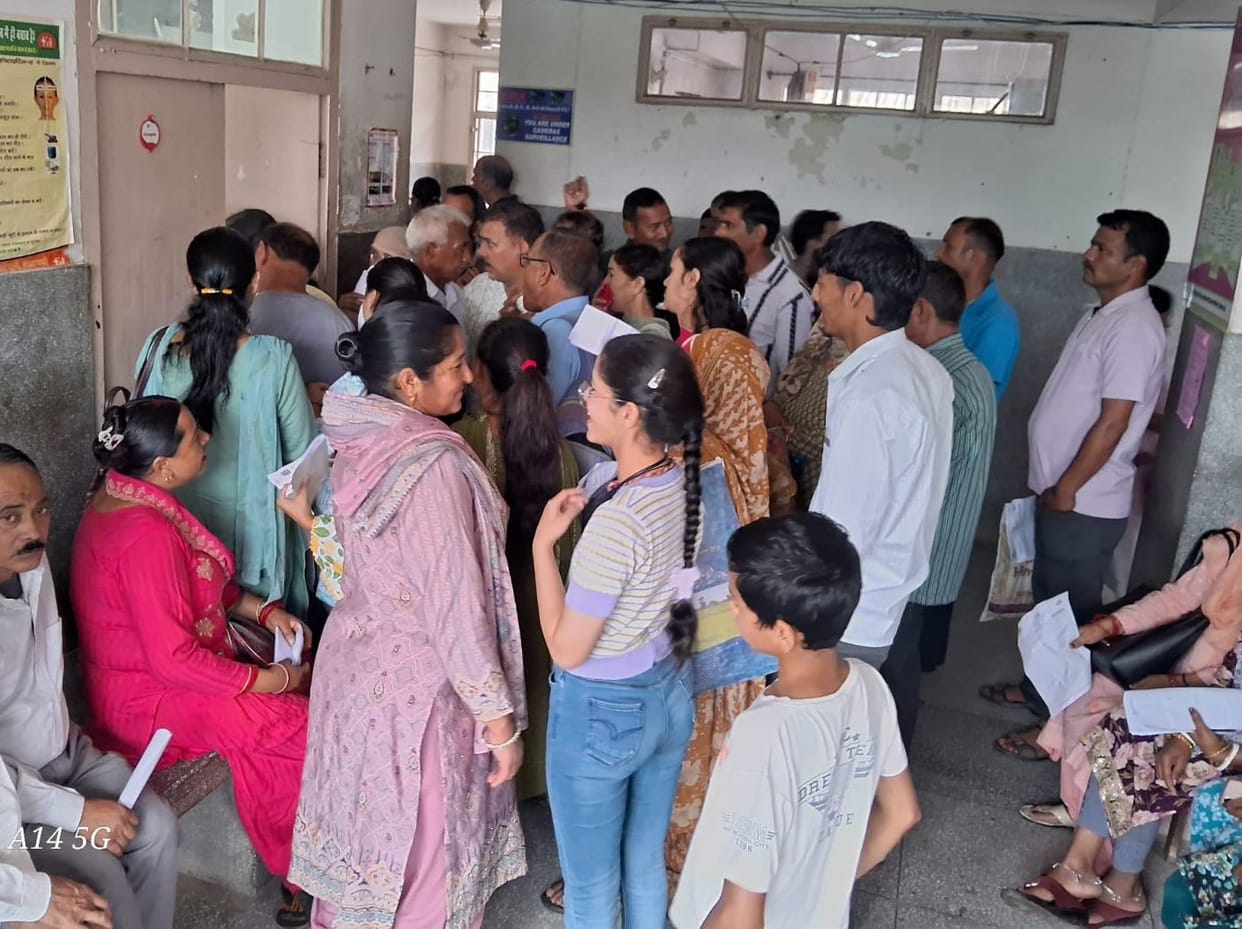 Monsoon's impact... Rise in patients suffering from vomiting, diarrhea, and fever in Jogindernagar.