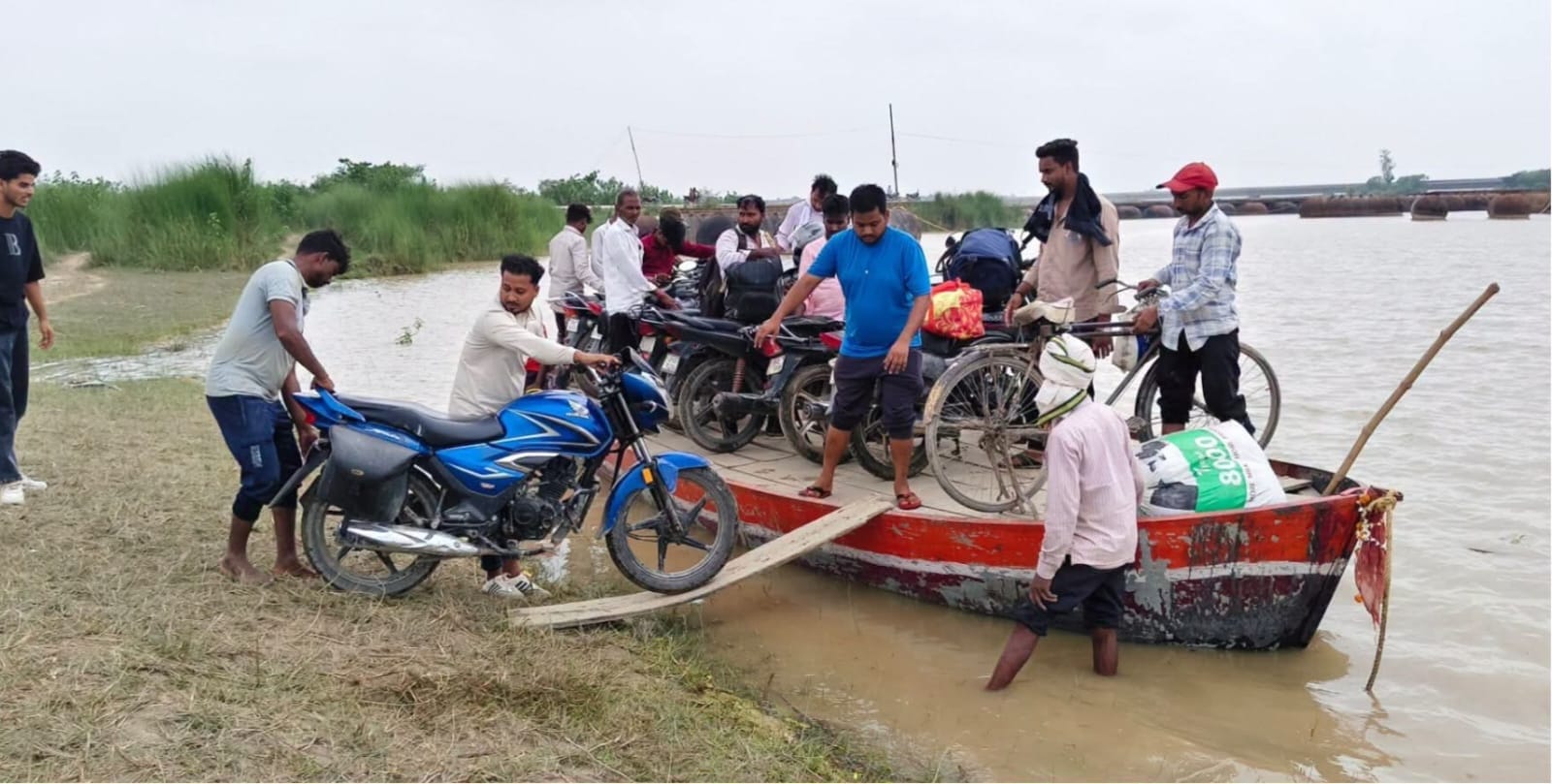 नवाबगंज में सरयू नदी पार करने के लिए मोटरबोट पर बाइक लादते लोग व दत्तनगर बाड़ी माझा में नदी की 
