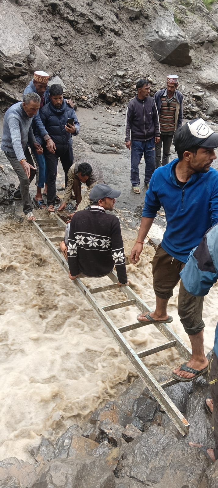 11 workers trapped in the strong current of a drain in Udin rescued safely after four hours.