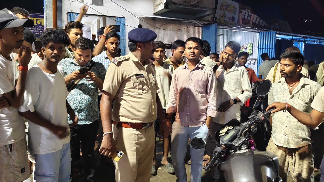 प्रदर्शन कर रहे लोगों को समझाती पुलिस