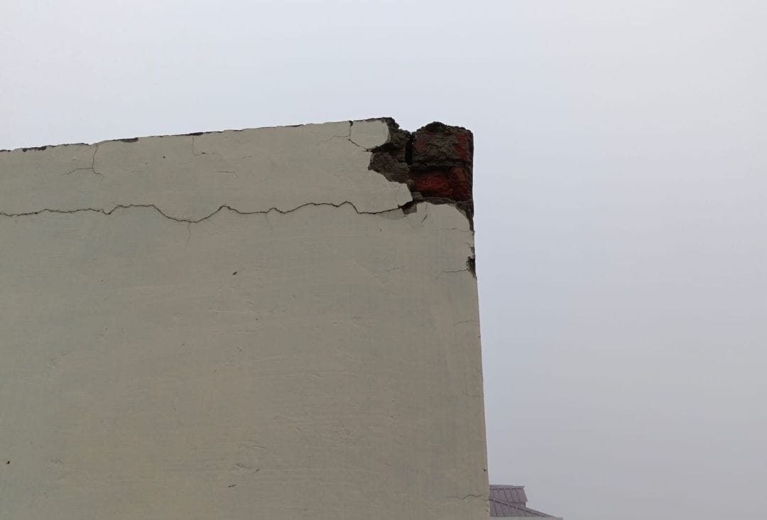 Lightning strike on a house in Parwanoo causes cracks and burns out electrical appliances.
