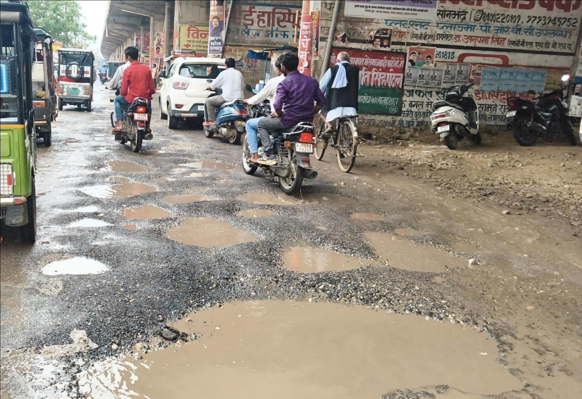 रॉबर्ट्सगंज फ्लाईओवर के नीचे क्षतिग्रस्त सर्विस लेन। संवाद