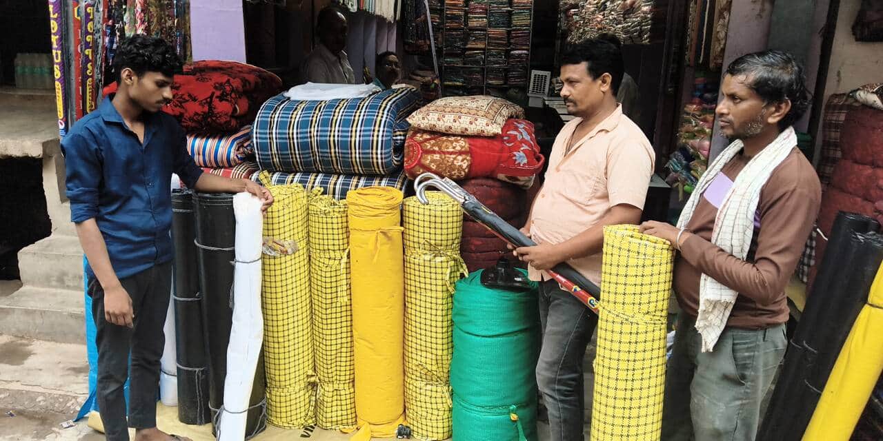 रॉबर्ट्सगंज में प्लास्टिक की खरीदारी करते लोग। संवाद