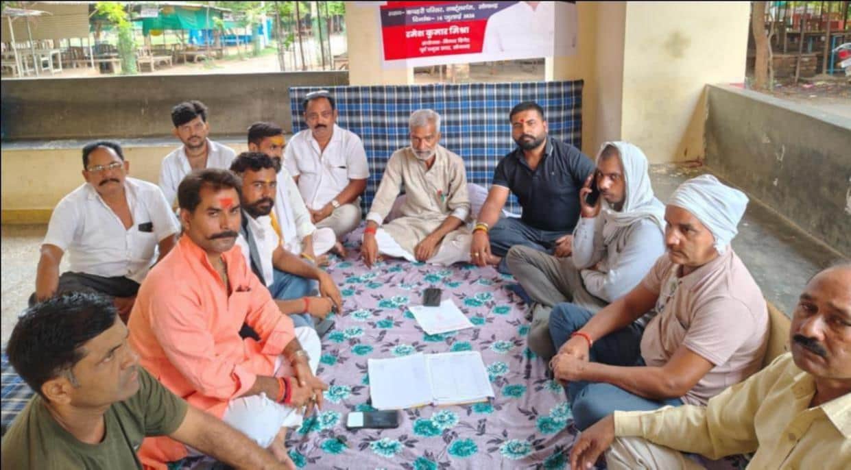 रॉबर्ट्सगंज तहसील में भूख हडताल पर बैठे विंध्य ब्रिगेड के पदाधिकारी। स्रोत स्वयं