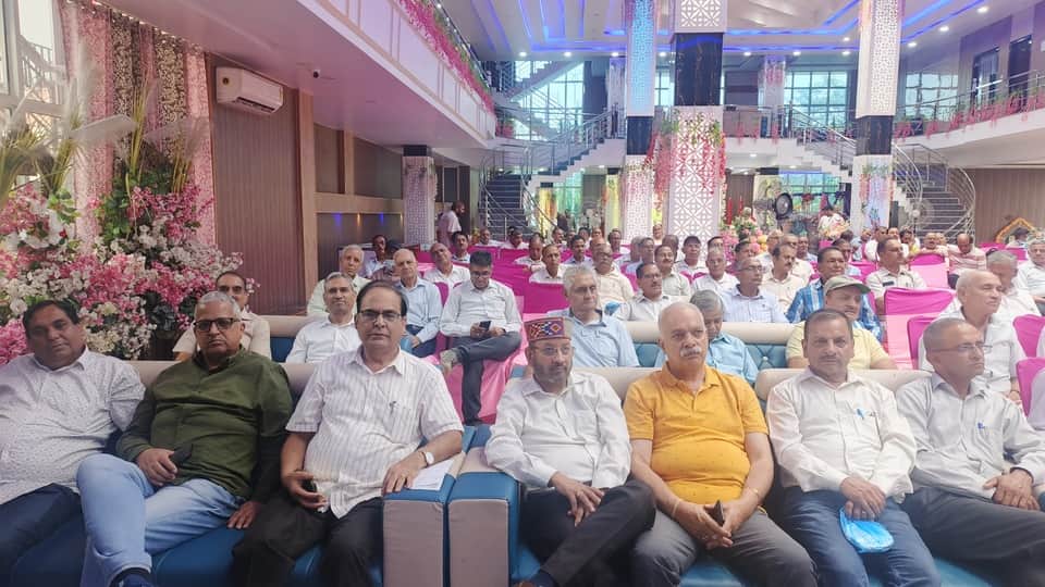राज्य बिजली परिषद पेंशनर्स वेलफेयर एसोसिएशन की बैठक में मौजूद सदस्य। संवाद