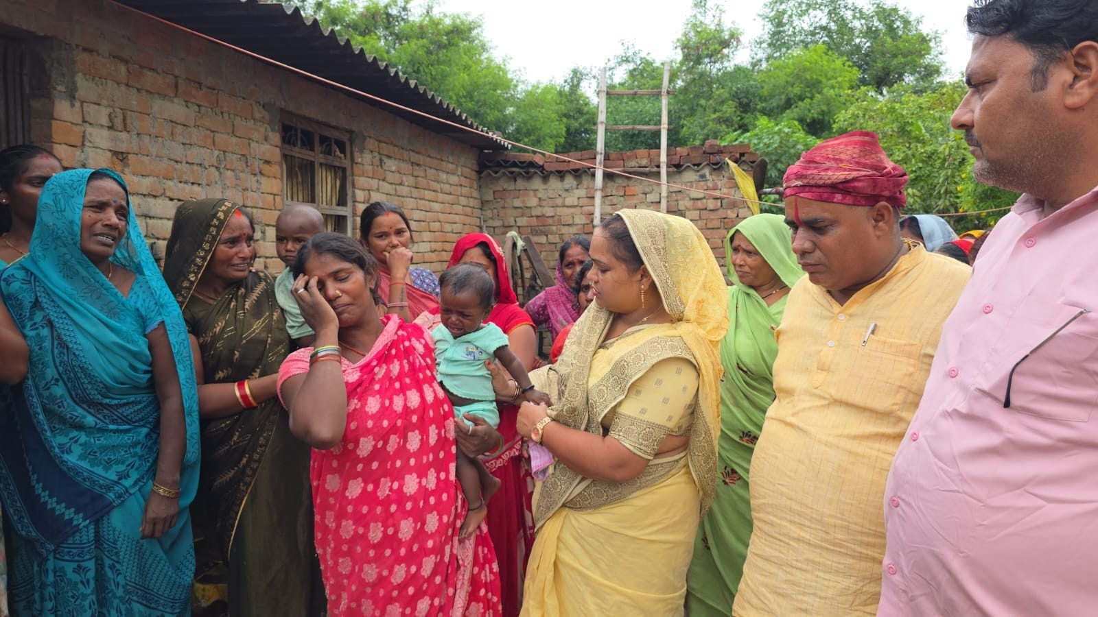 .रीमा की मौत के बाद परिजनों को दिलासा देती पूर्व विधायक अनीता कमल। संवाद