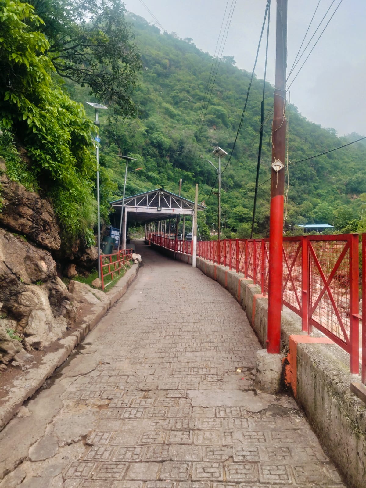 रविवार को यात्रा स्थगित के दौरान खाली पड़ा शिवखोड़ी ट्रैक