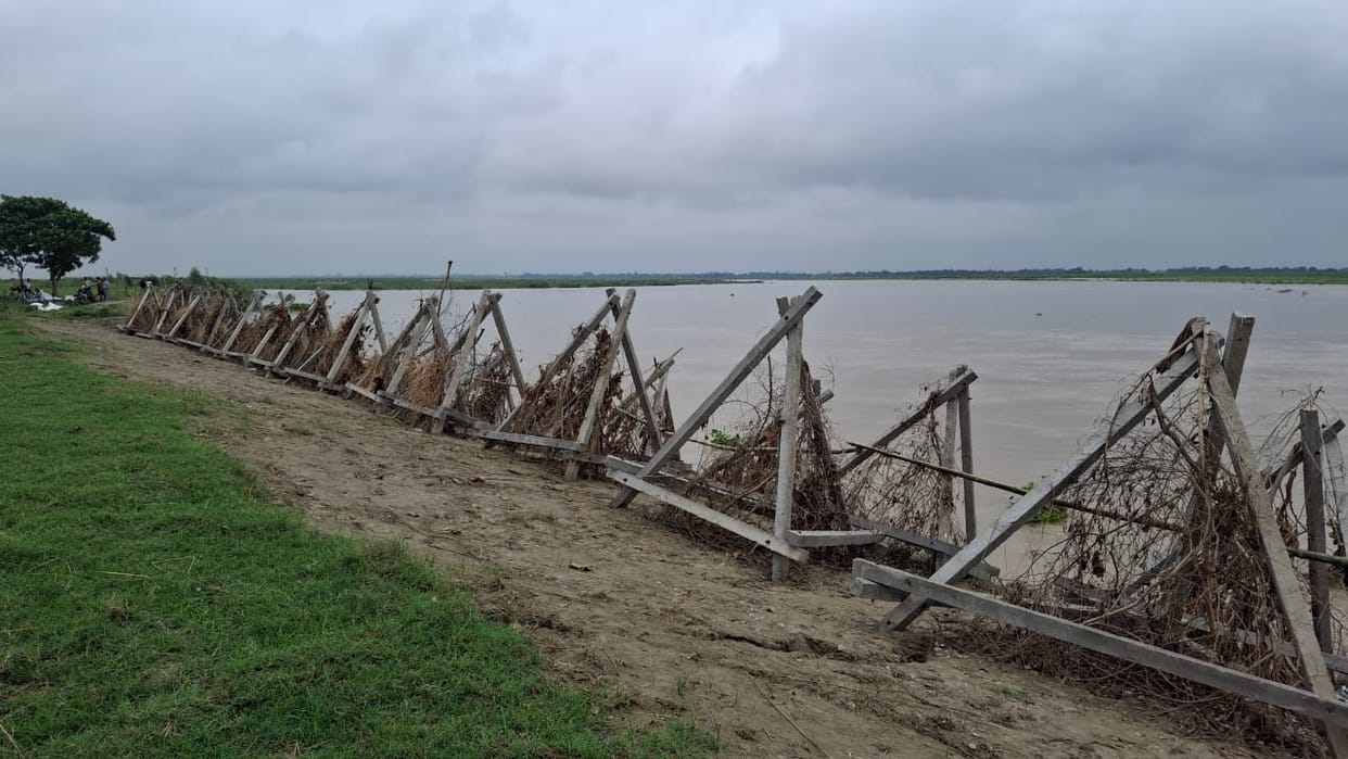 Relief: The water level of the Saryu decreased by 25 cm at Badrahua Nala and by 49 cm at Dighiya Nala
