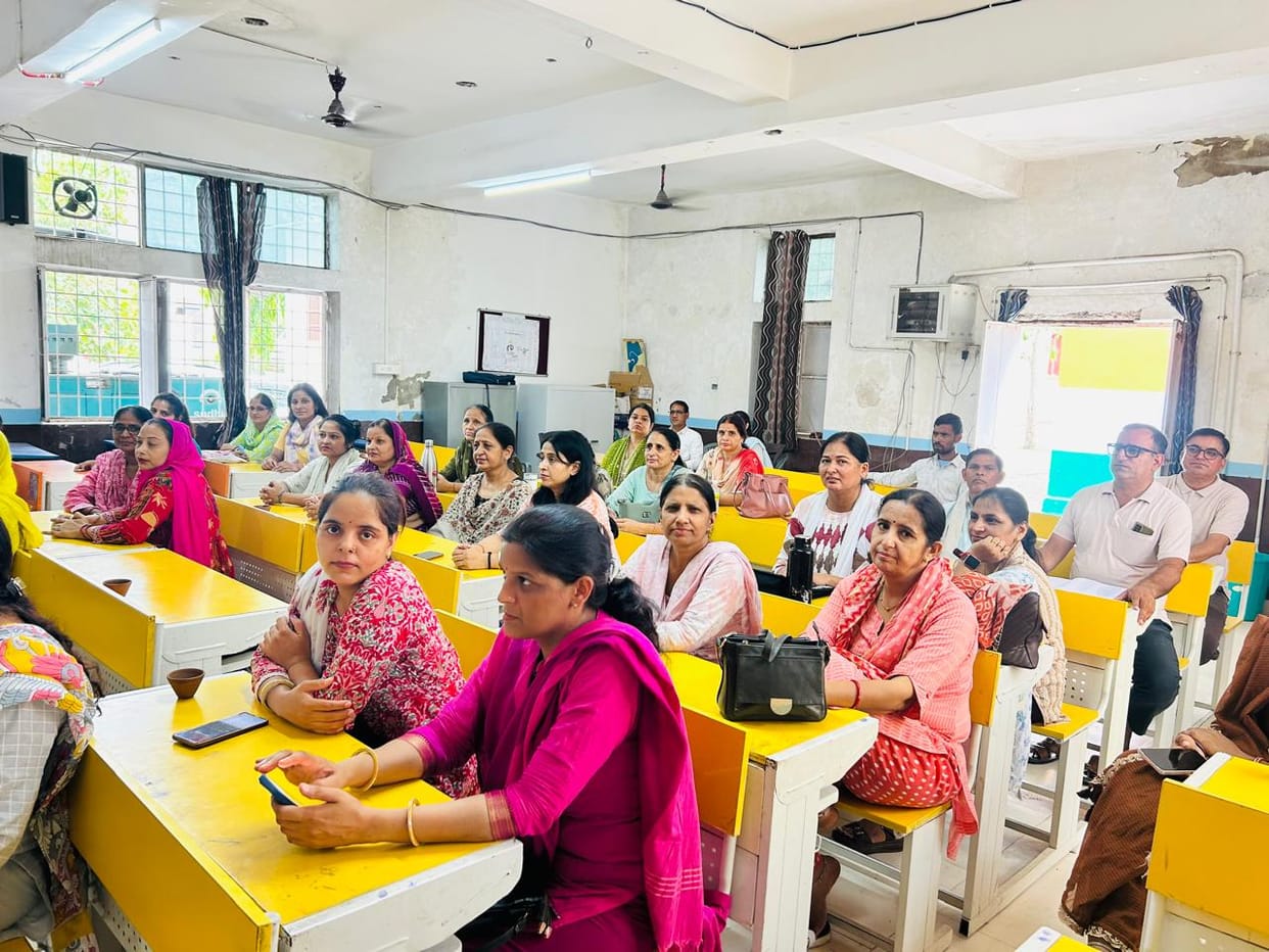 Chief Minister interacts with SMC; emphasizes public participation in education.