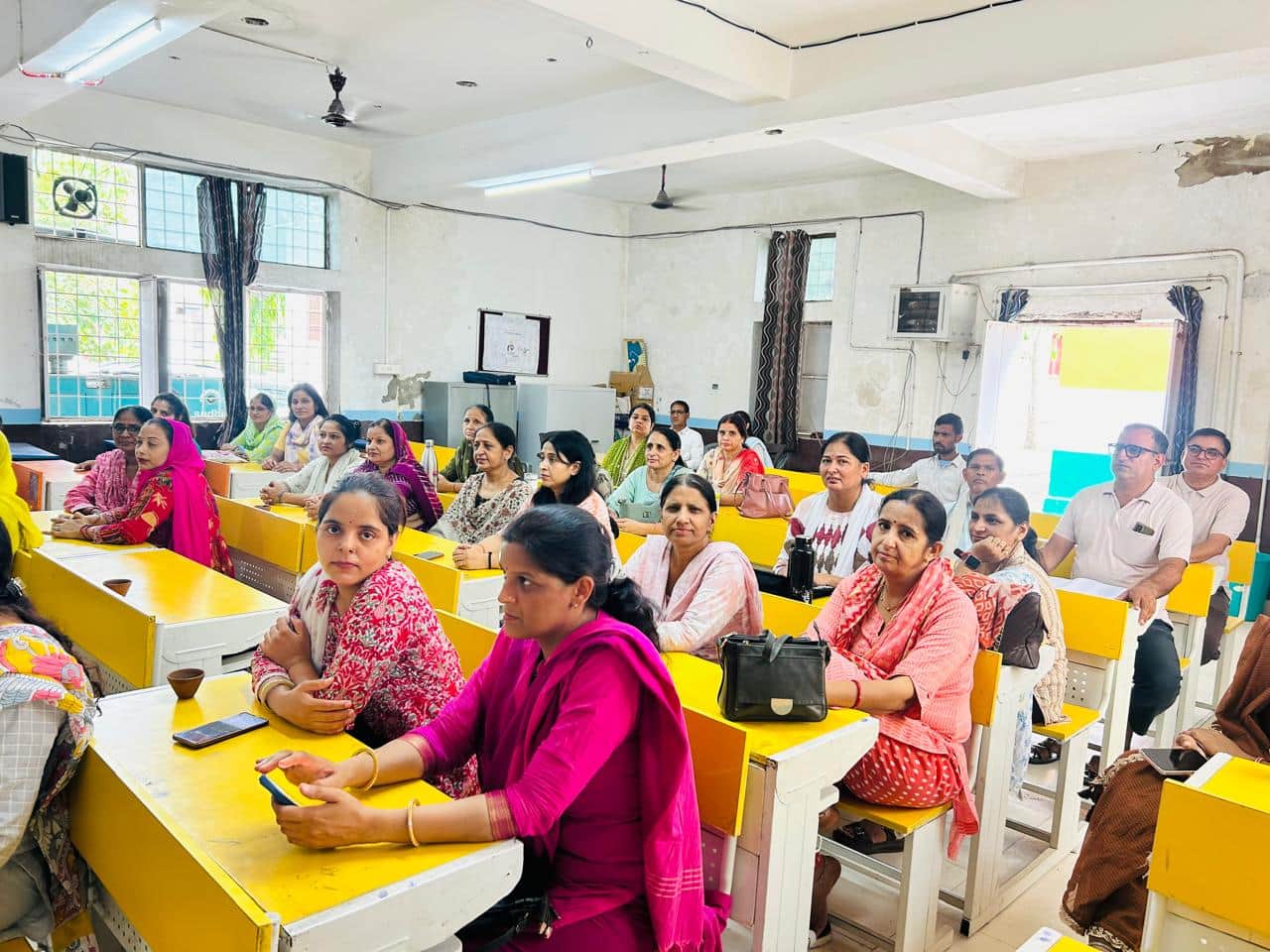 स्कूल में आयोजित कार्यक्रम में भाग लेते। स्रोत : स्कूल