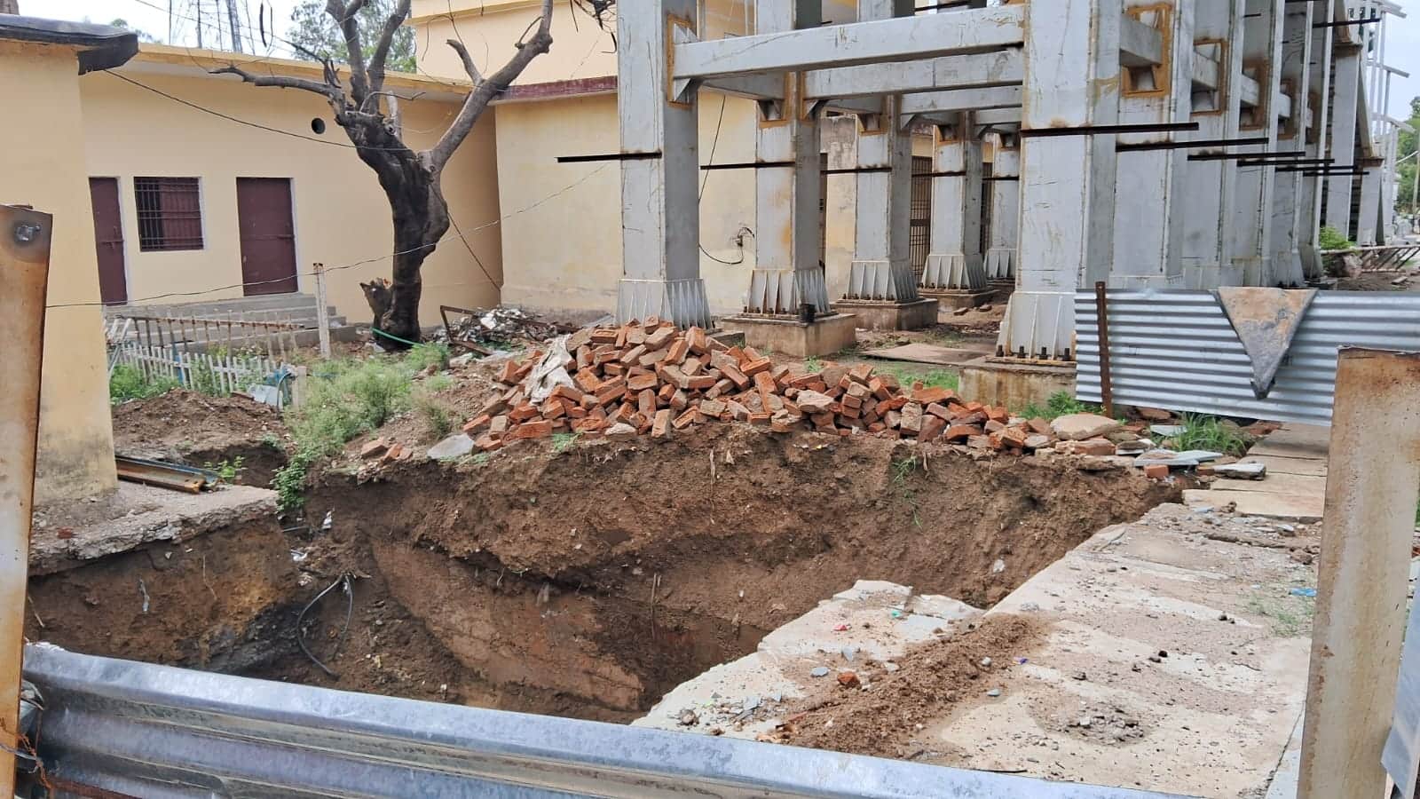 सोनभद्र रेलवे स्टेशन पर लिफ्ट निर्माण के लिए खोदा गया नींव। संवाद