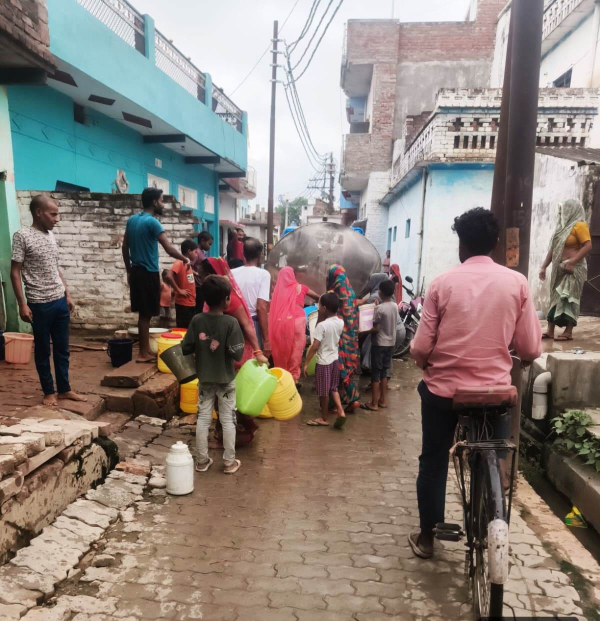 Tubewell pump breaks down; water crisis in two neighborhoods