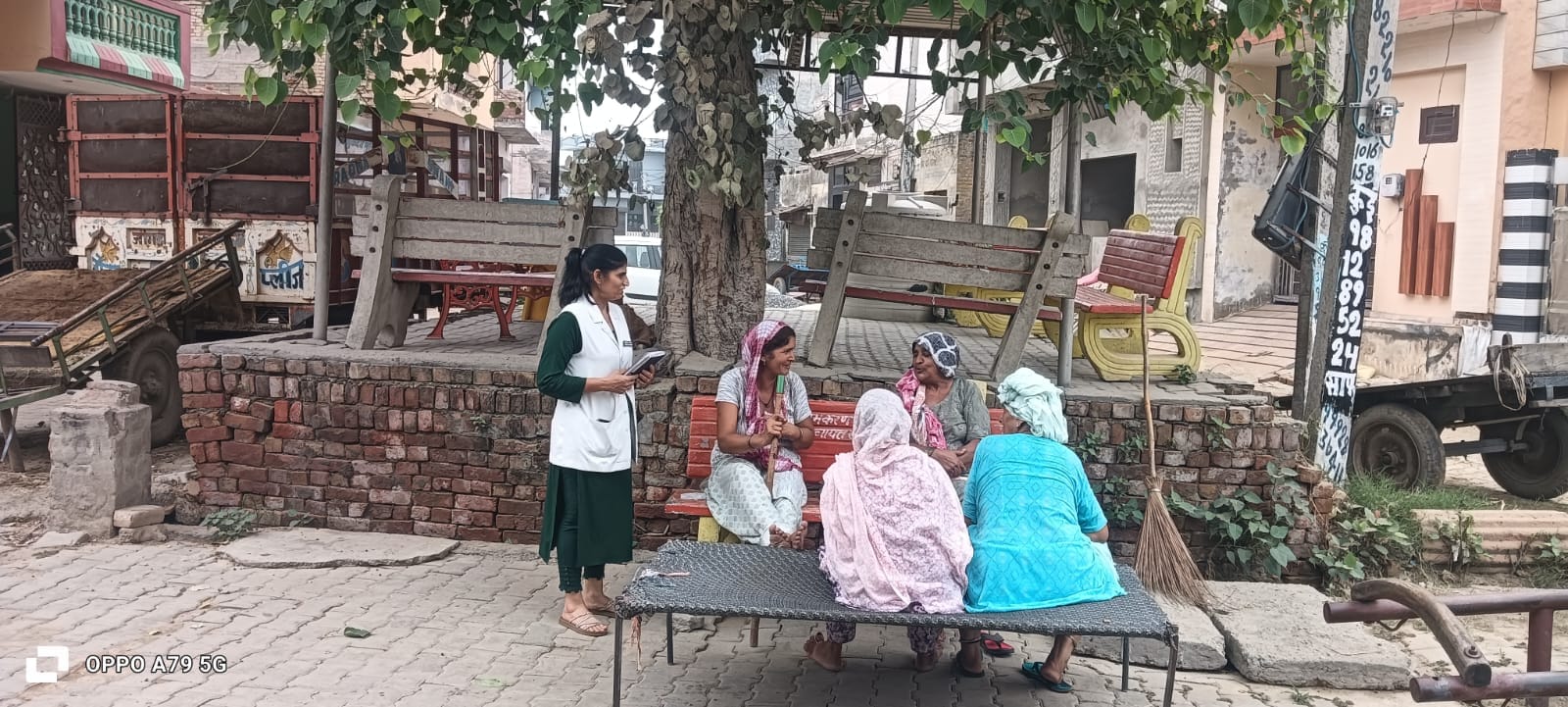 सर्वे के दौरान महिलाओं से बातचीत करती स्वास्थ्य कर्मचारी।