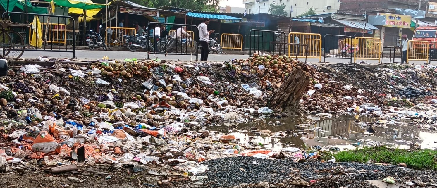 सुरियावां में जल जमाव के बीच कूड़ा का ढेर। संवाद