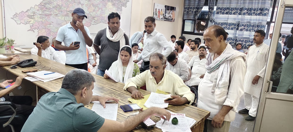 The state cabinet minister listened to the public's grievances.