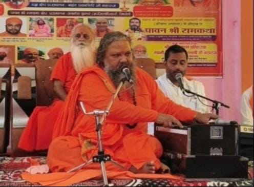 सिद्धेश्वर महादेव मंदिर में कथा सुनाते व्यास। संवाद