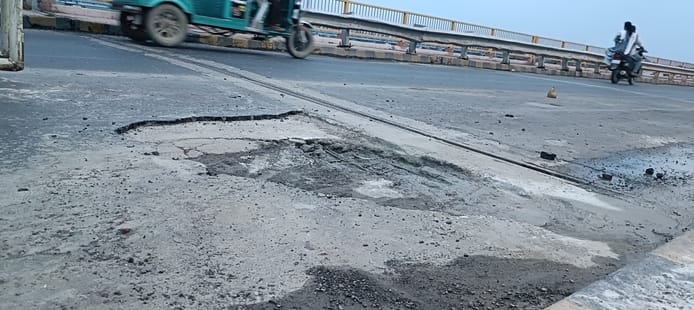 Road at Shastri Bridge, built at a cost of 15 crore, collapses within four days