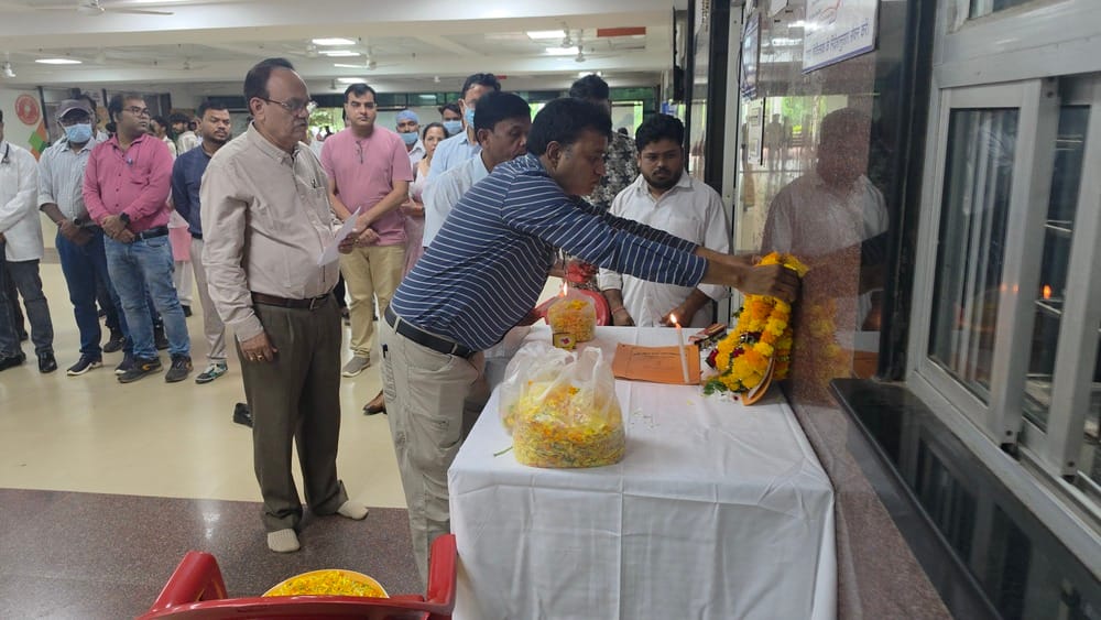 श्रद्धांजलि देते अधिकारी