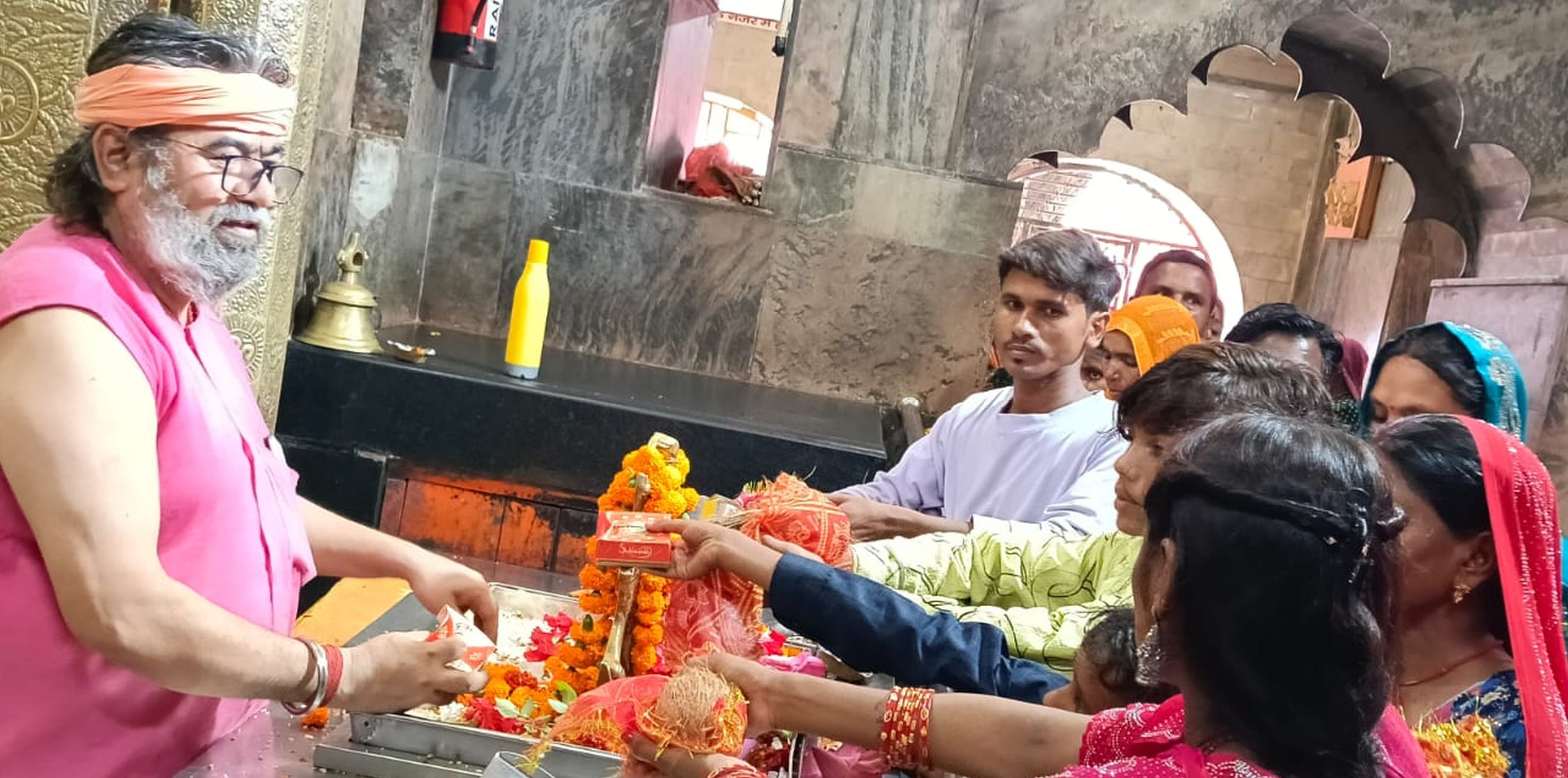 शक्तिपीठ देवीपाटन मंदिर में पूजा अर्चना करते श्रद्धालु ।