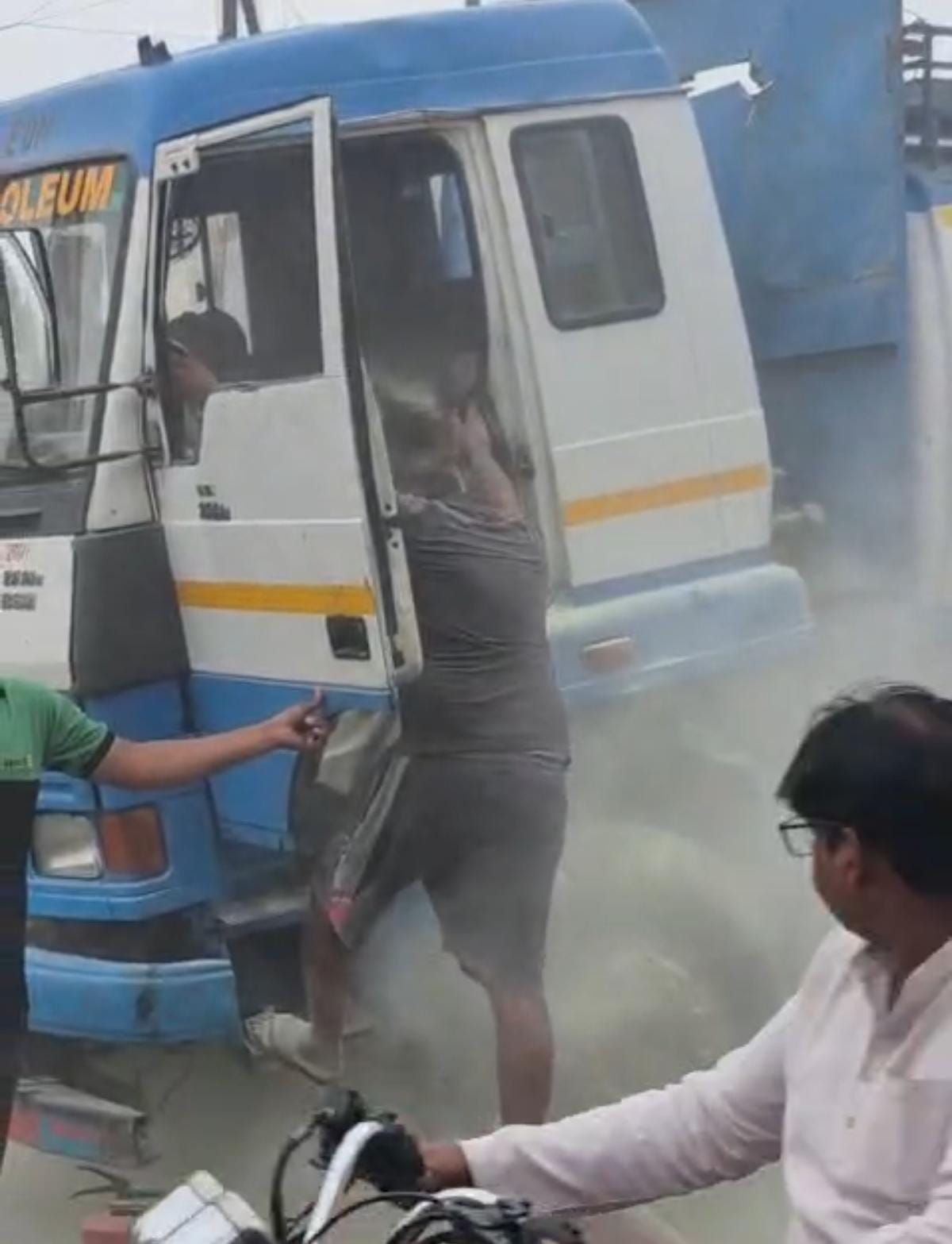 etah news fire in petrolium tanker