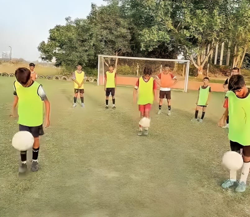 शहर के तक्षशिला रूट्स में प्रशिक्षण के दौरान अभ्यास करते अवध म्यूटिनियर्स स्पोर्ट्स क्लब के ख
