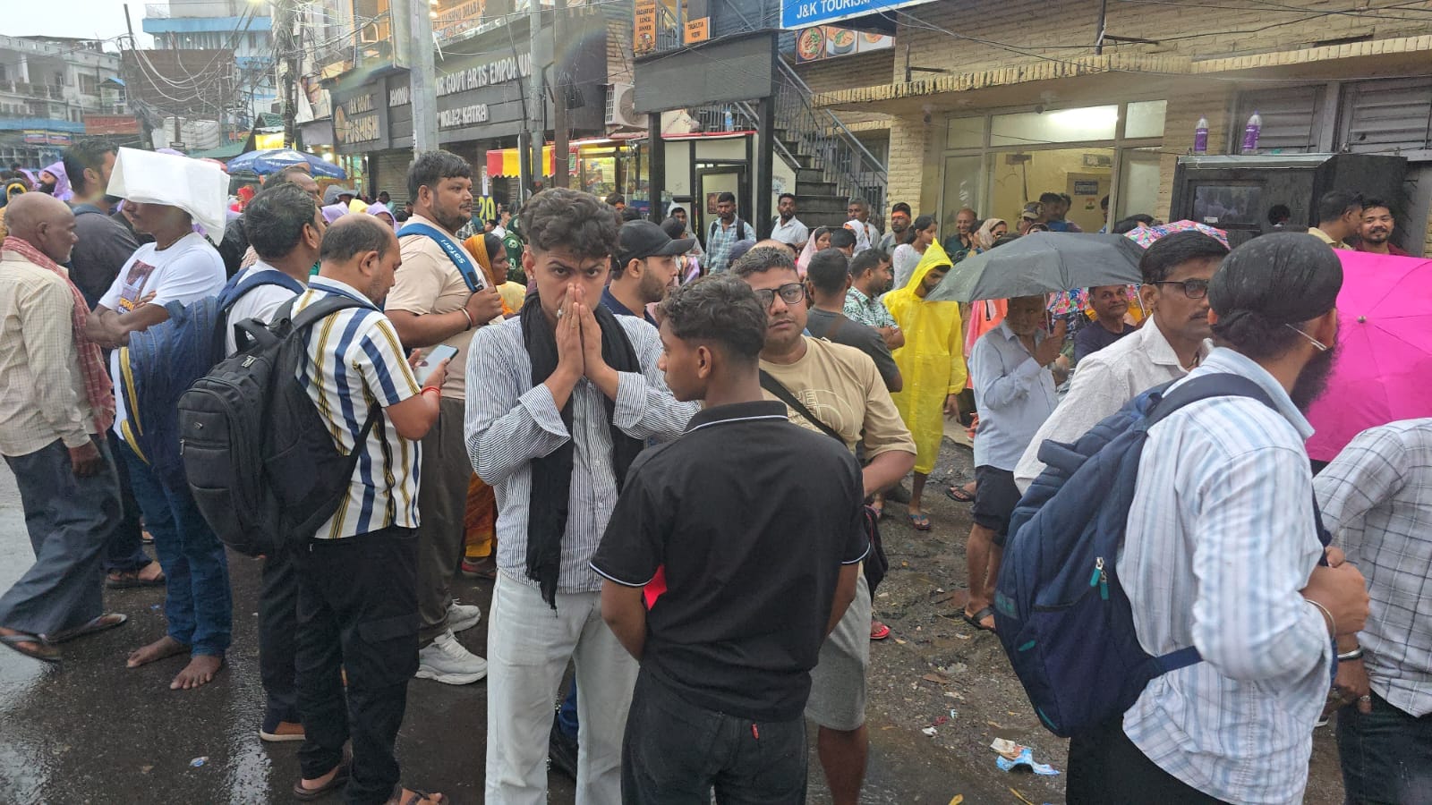 श्रद्धालु यात्रा खुलने का इंतजार करते हुए।