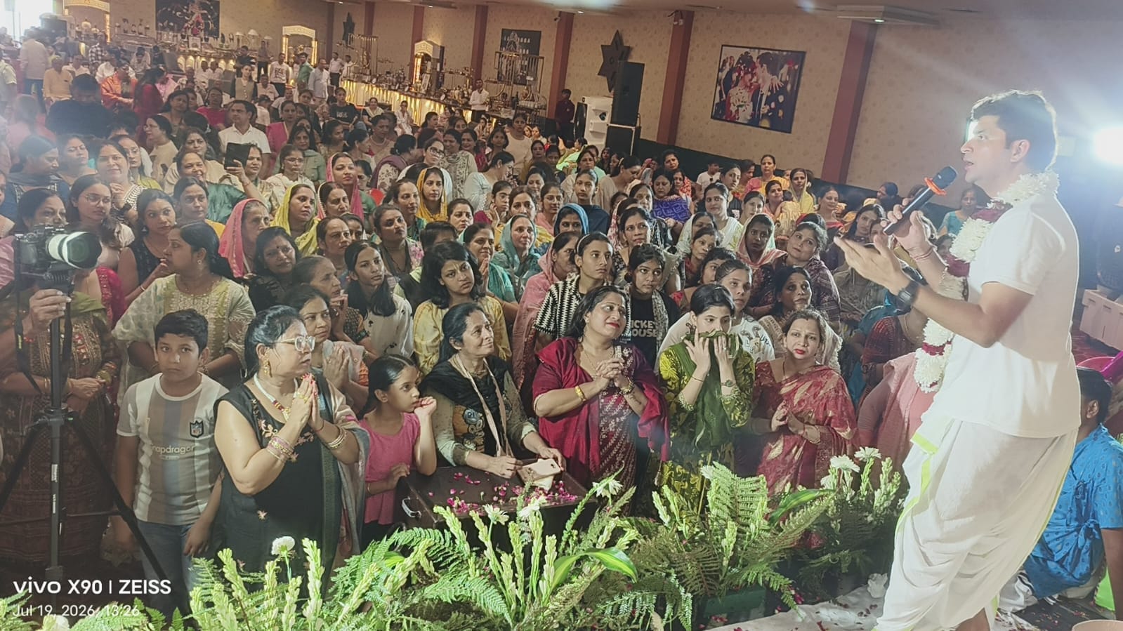 श्रद्धालुओं को भजन सुनाते हुए कलाकार। संवाद