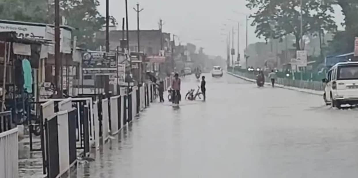 Rain brings relief from the heat, but waterlogging in neighborhoods causes trouble.