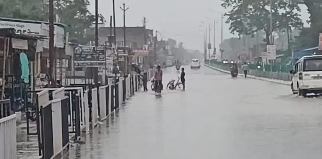 Rain brings relief from the heat, but waterlogging in neighborhoods causes trouble.