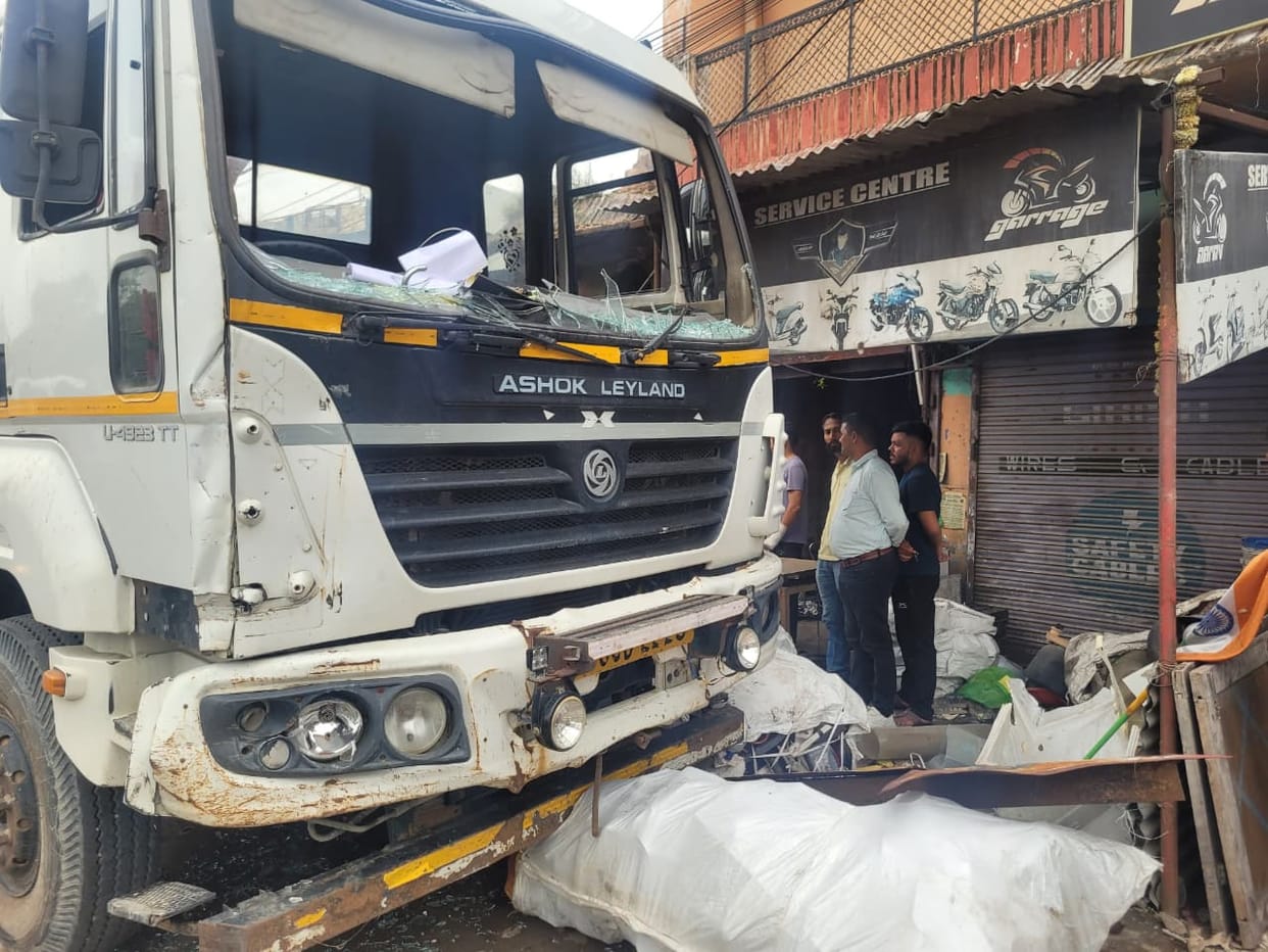 A truck collided with vehicles parked on the roadside.