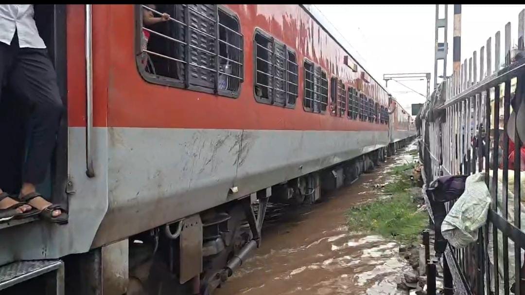 Railway Fines 123 Passengers 88,865 for Unnecessary Chain Pulling