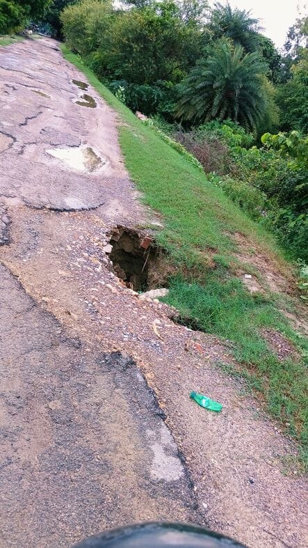 Approach road to Raunahi embankment caves in; risk increases