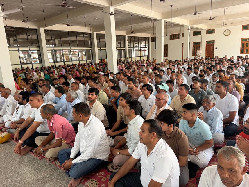 दिनोद के राधास्वामी आश्रम में आयोजित सत्संग में मौजूद साध-संगत।