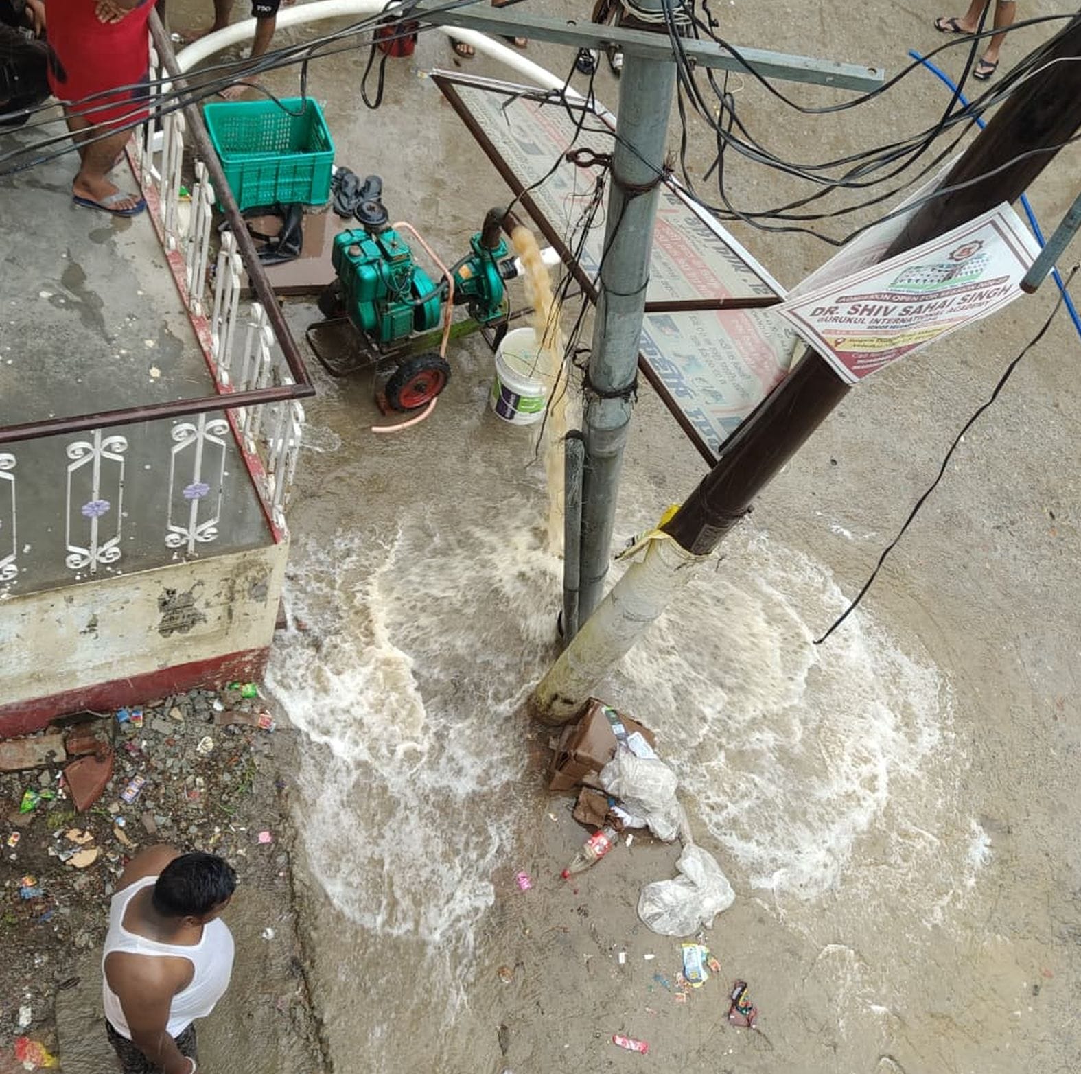 दोस्तपुर में दुकान में घुसे पानी को निकालने के लिए लगाया गया पंपिंग सेट। संवाद