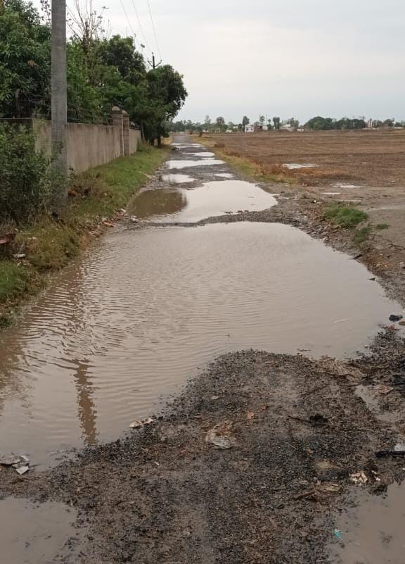 Dudhara-Jatediha connecting road in poor condition; commuters facing difficulties.